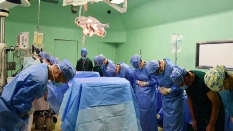 Οι Κινέζοι γιατροί υποκλίνονται στον νεκρό Έλληνα που έδωσε ζωή σε 4 ανθρώπους ταυτόχρονα